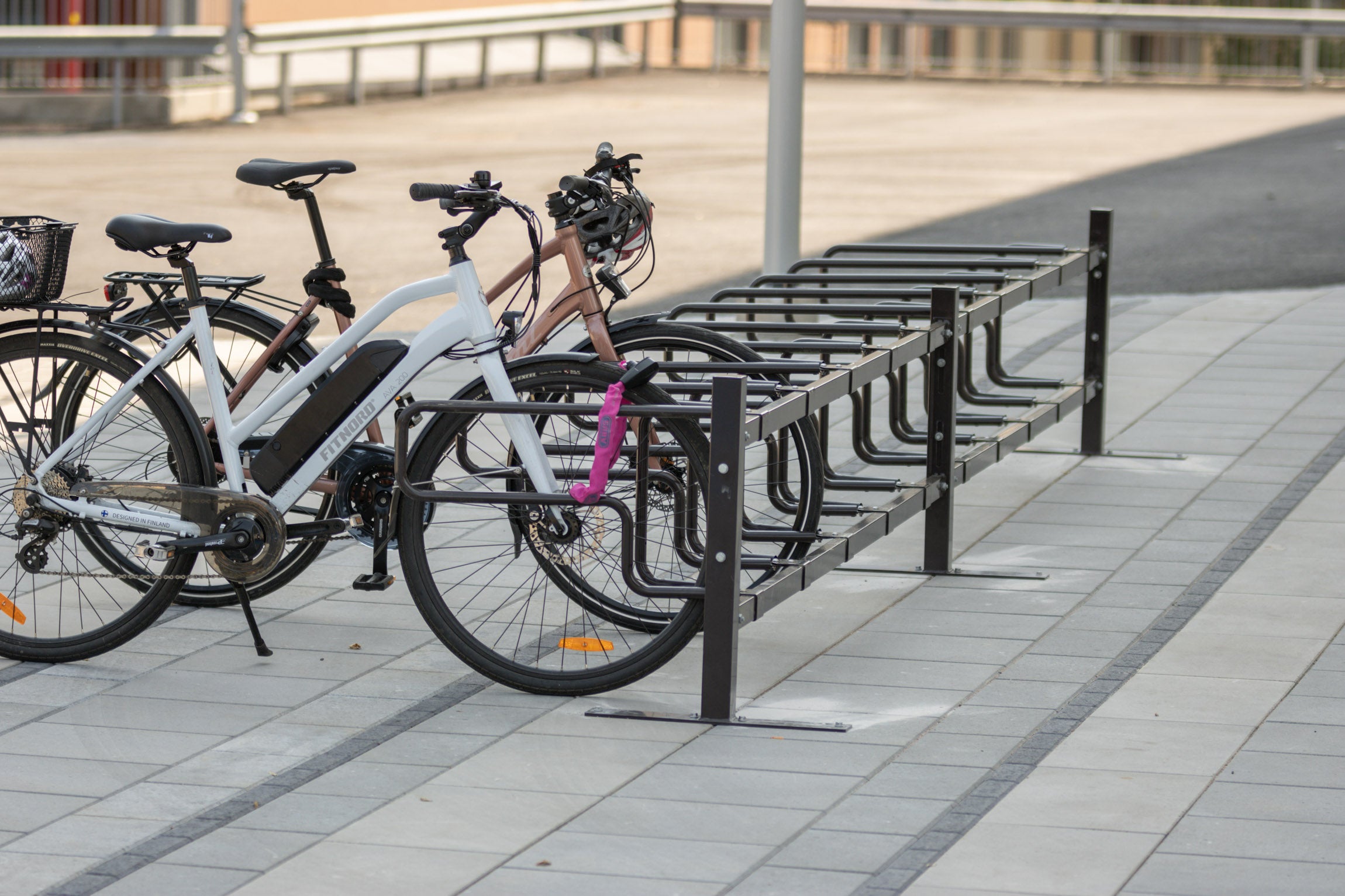 Lehtovuoren runkolukittava pyöräteline CubiQ Standard värissä RAL 8019