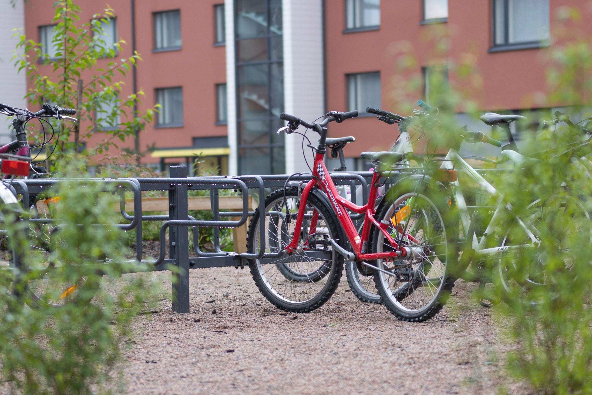 Lehtovuoren CubiQ Standard -pyörätelineet Perkiönkadun taloyhtiön pihassa sävyssä RAL 7024