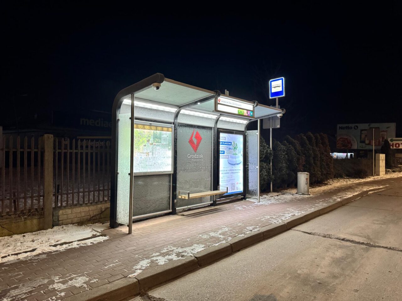 Pysäkkikatos Utopia, 4,9 m, pinta-asennus betonilaatalle tai uppoasennus pultattuna betonilaattaan