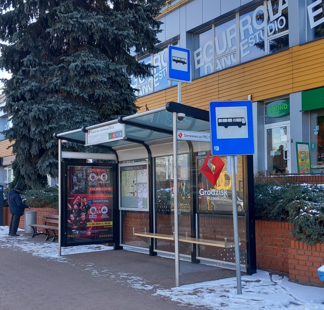 Pysäkkikatos Utopia, 4,9 m, pinta-asennus betonilaatalle tai uppoasennus pultattuna betonilaattaan