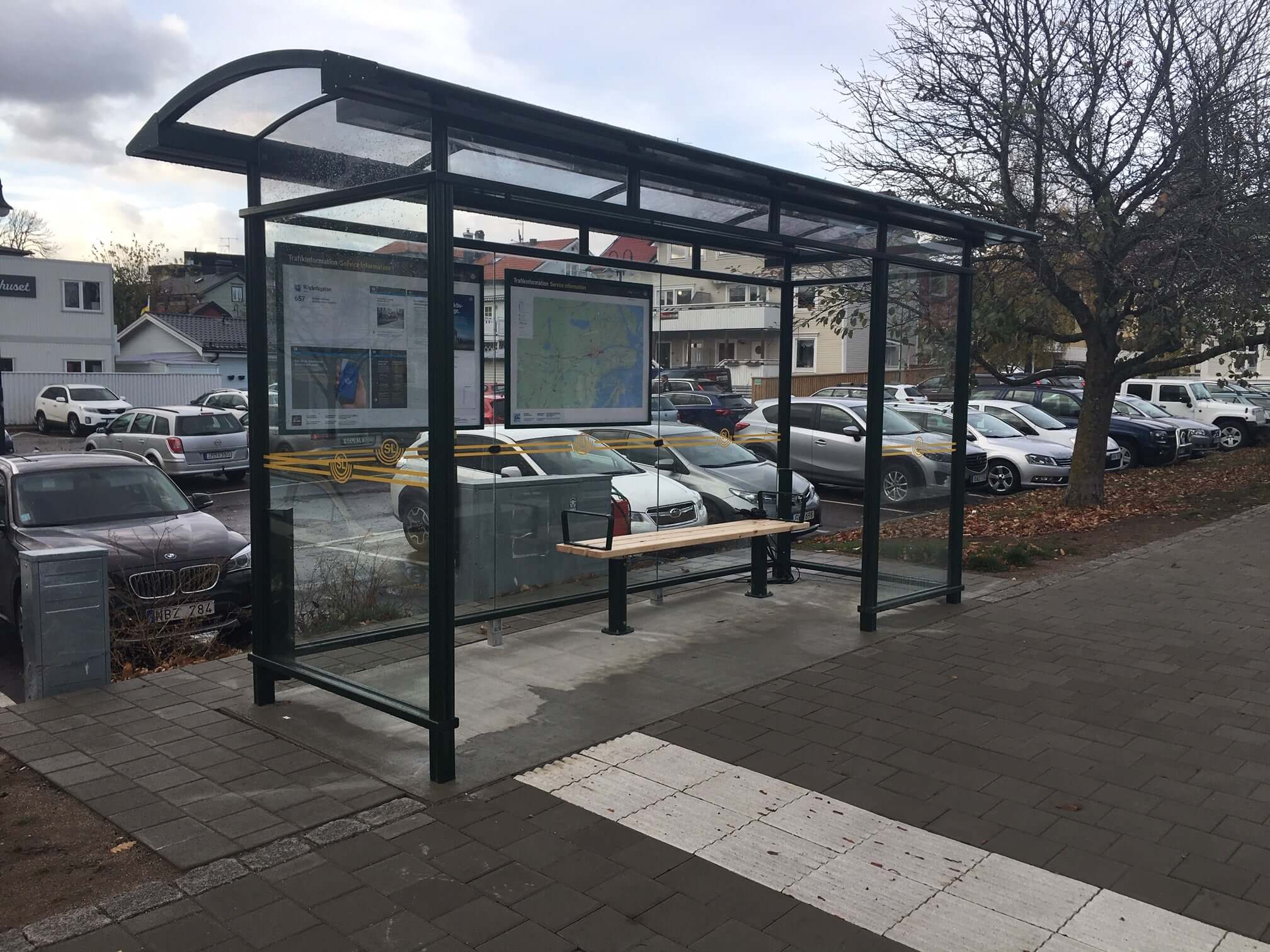 Pysäkkikatos City 90 4,3 m, pinta-asennus betonilaatalle