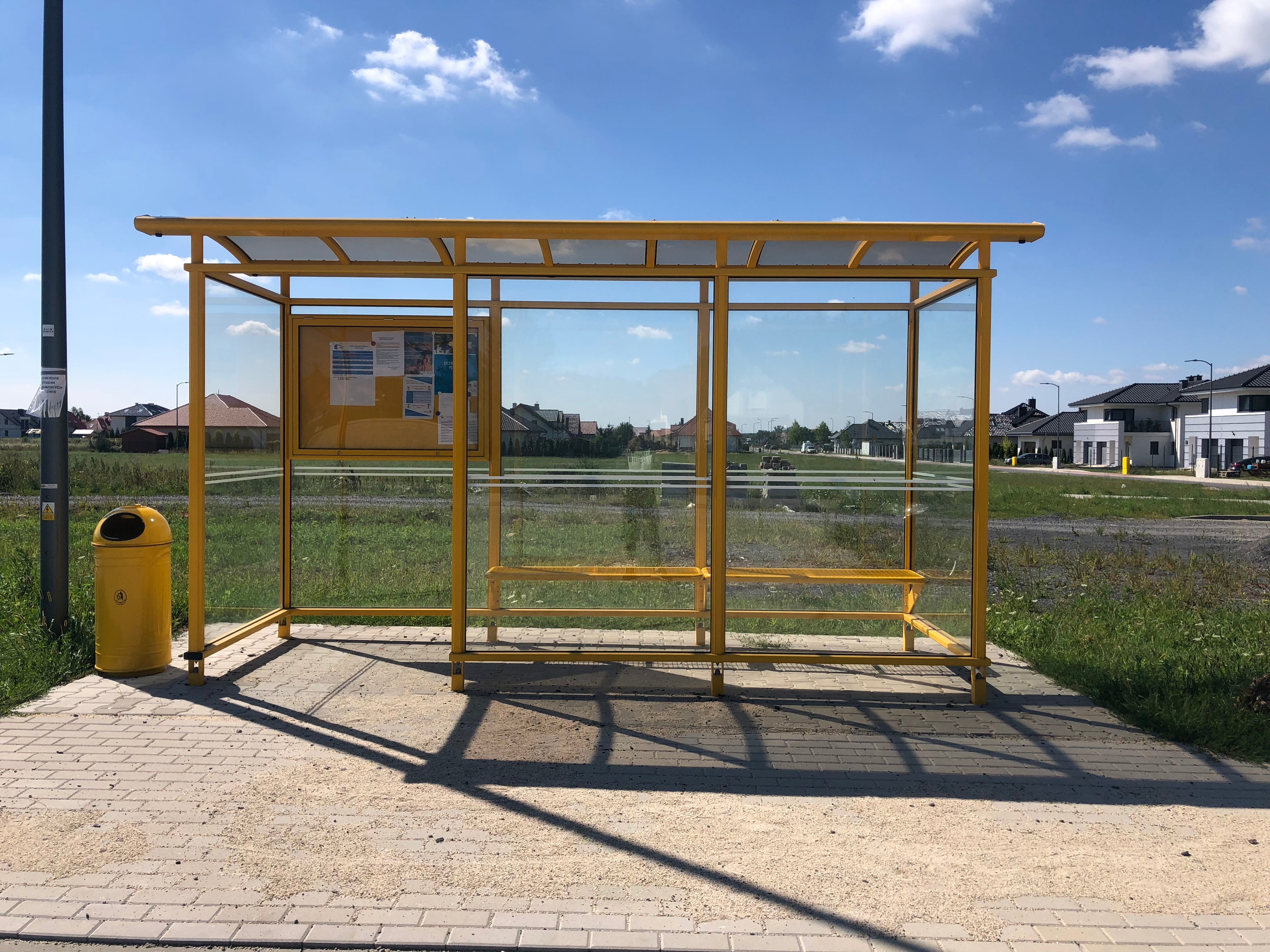 Pysäkkikatos City Light 4,3 m, pinta-asennus betonilaatalle