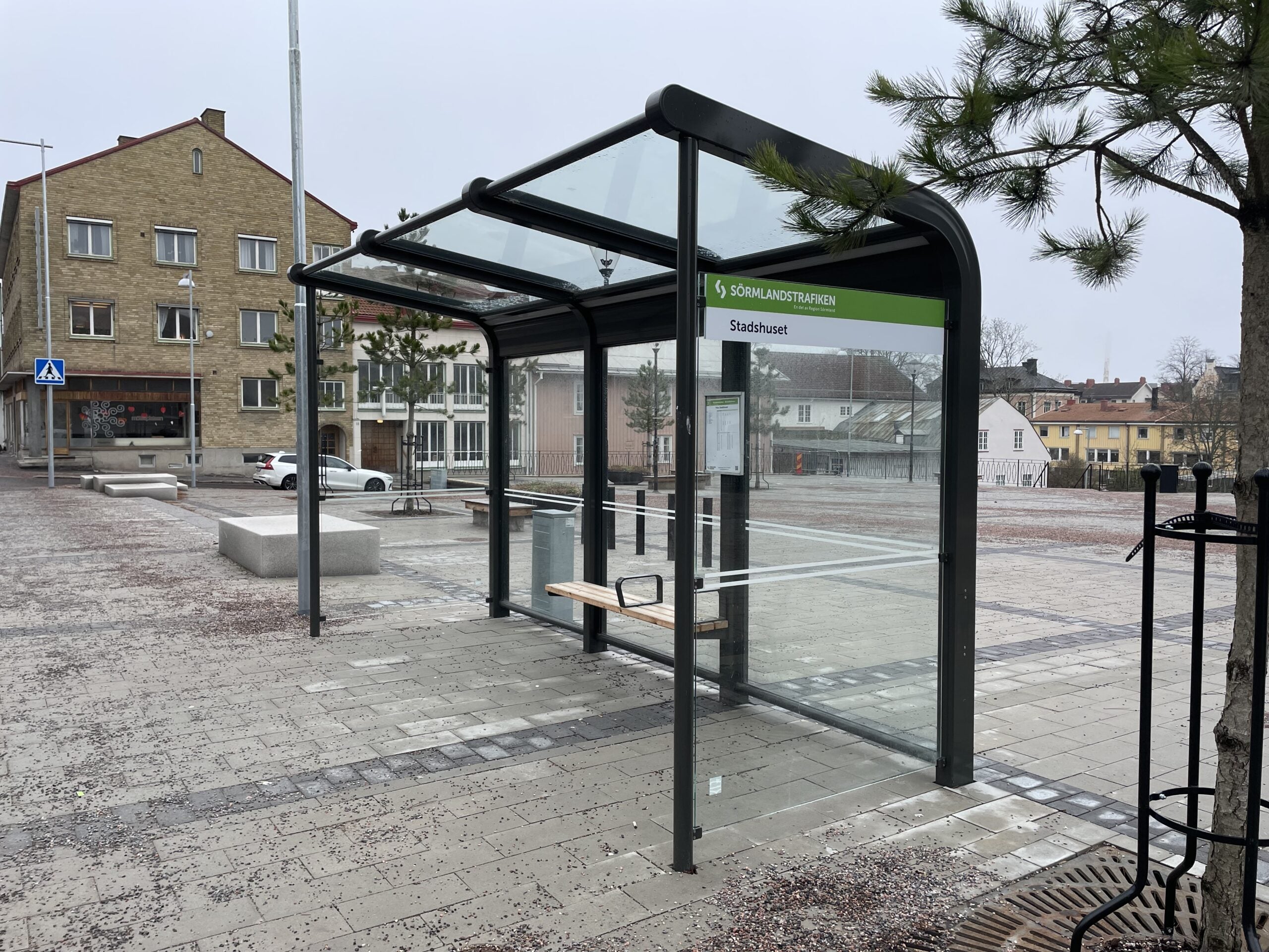 Pysäkkikatos Utopia, 4,9 m, pinta-asennus betonilaatalle tai uppoasennus pultattuna betonilaattaan