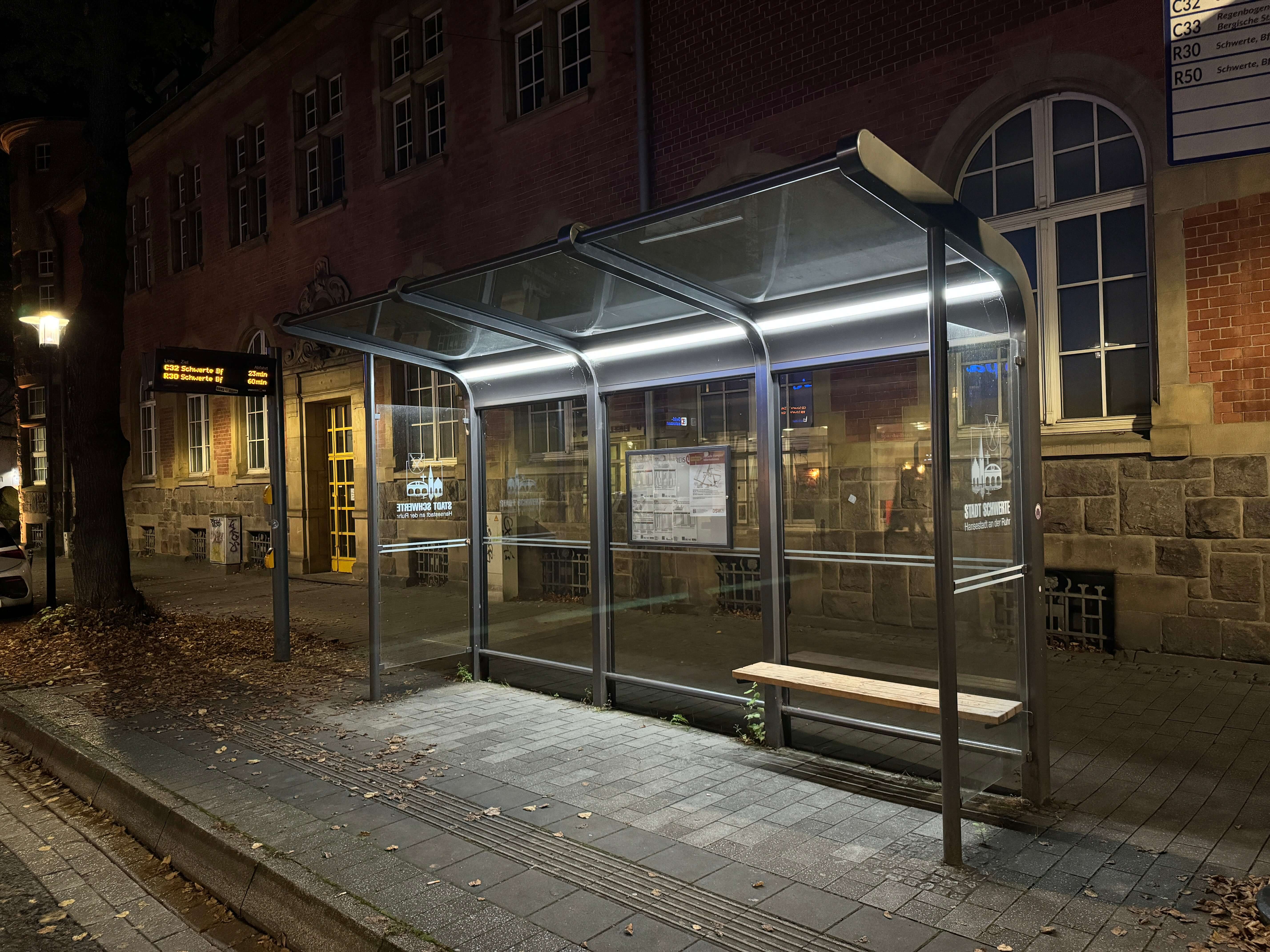 Pysäkkikatos Utopia, 4,9 m, pinta-asennus betonilaatalle tai uppoasennus pultattuna betonilaattaan