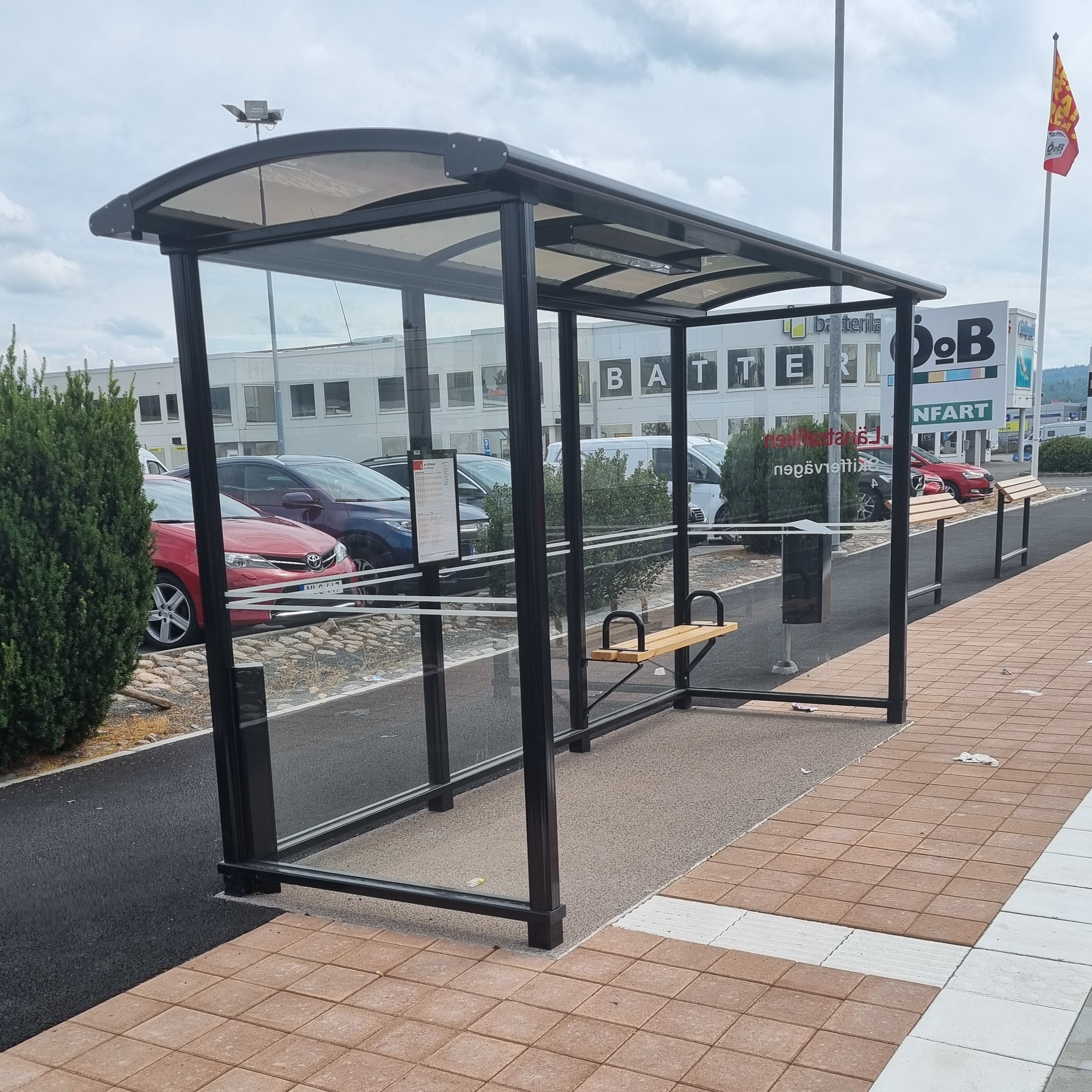 Pysäkkikatos City Light 4,3 m, pinta-asennus betonilaatalle
