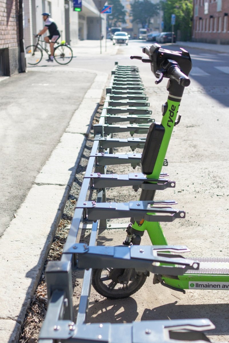 Potkulautateline CubiQ E-Scooter, 5 paikkaa, välitys 420 mm, seinäkiinnitys