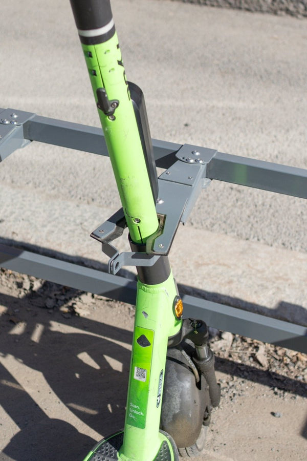 Potkulautateline CubiQ E-Scooter, 5 paikkaa, välitys 420 mm, pinta-asennus