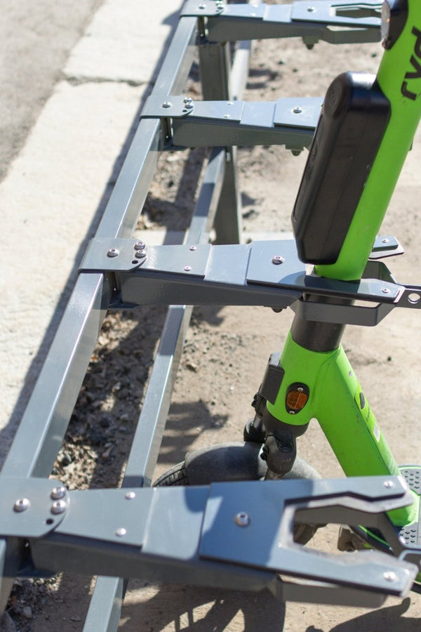 Potkulautateline CubiQ E-Scooter, 6 paikkaa, välitys 420 mm, seinäkiinnitys