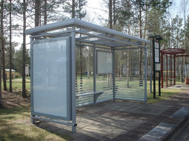 Pysäkkikatos Favorit 4,2 m, pinta - asennus betonilaatalle  - Lehtovuori