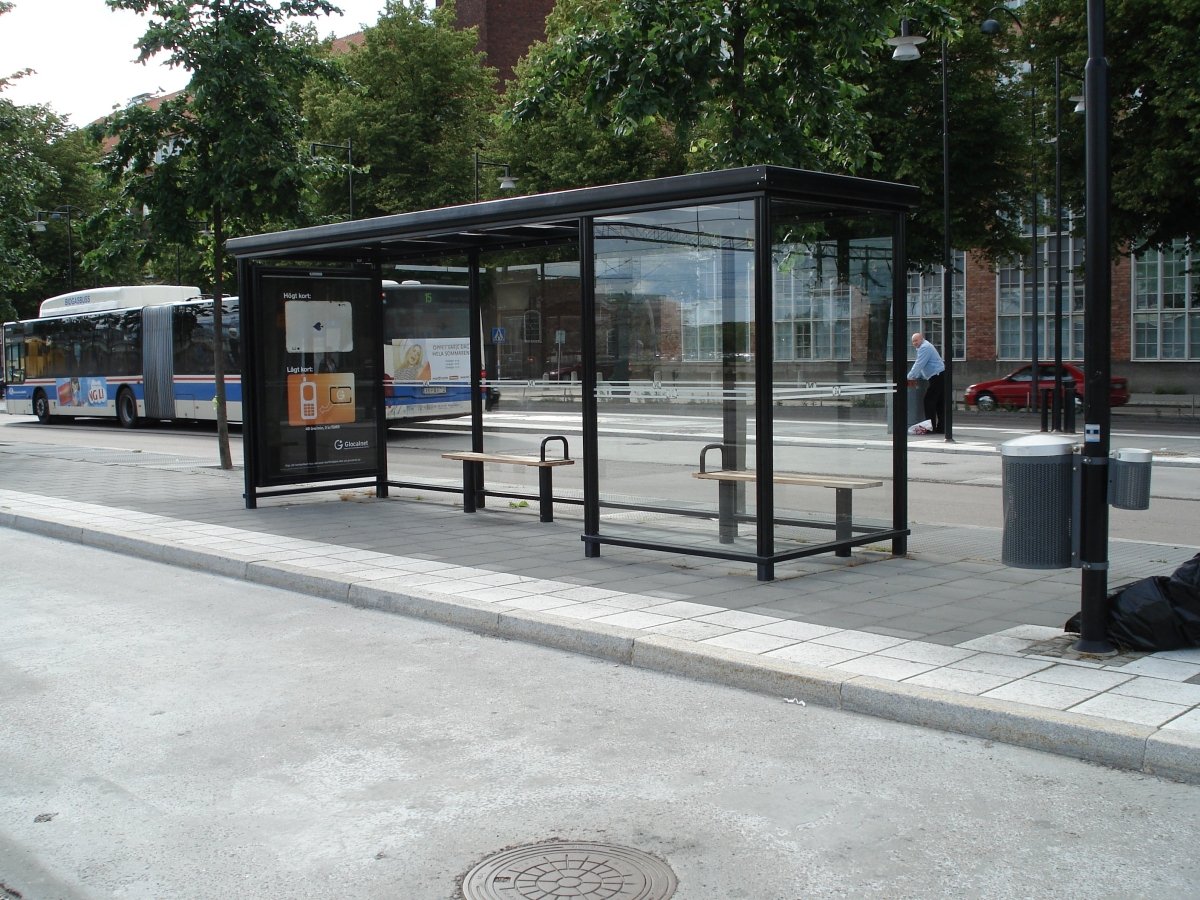 Pysäkkikatos Favorit 5,6 m, pinta - asennus betonilaatalle  - Lehtovuori