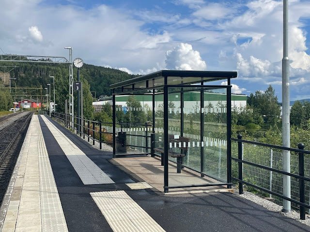 Pysäkkikatos Favorit 5,6 m, pinta - asennus betonilaatalle  - Lehtovuori