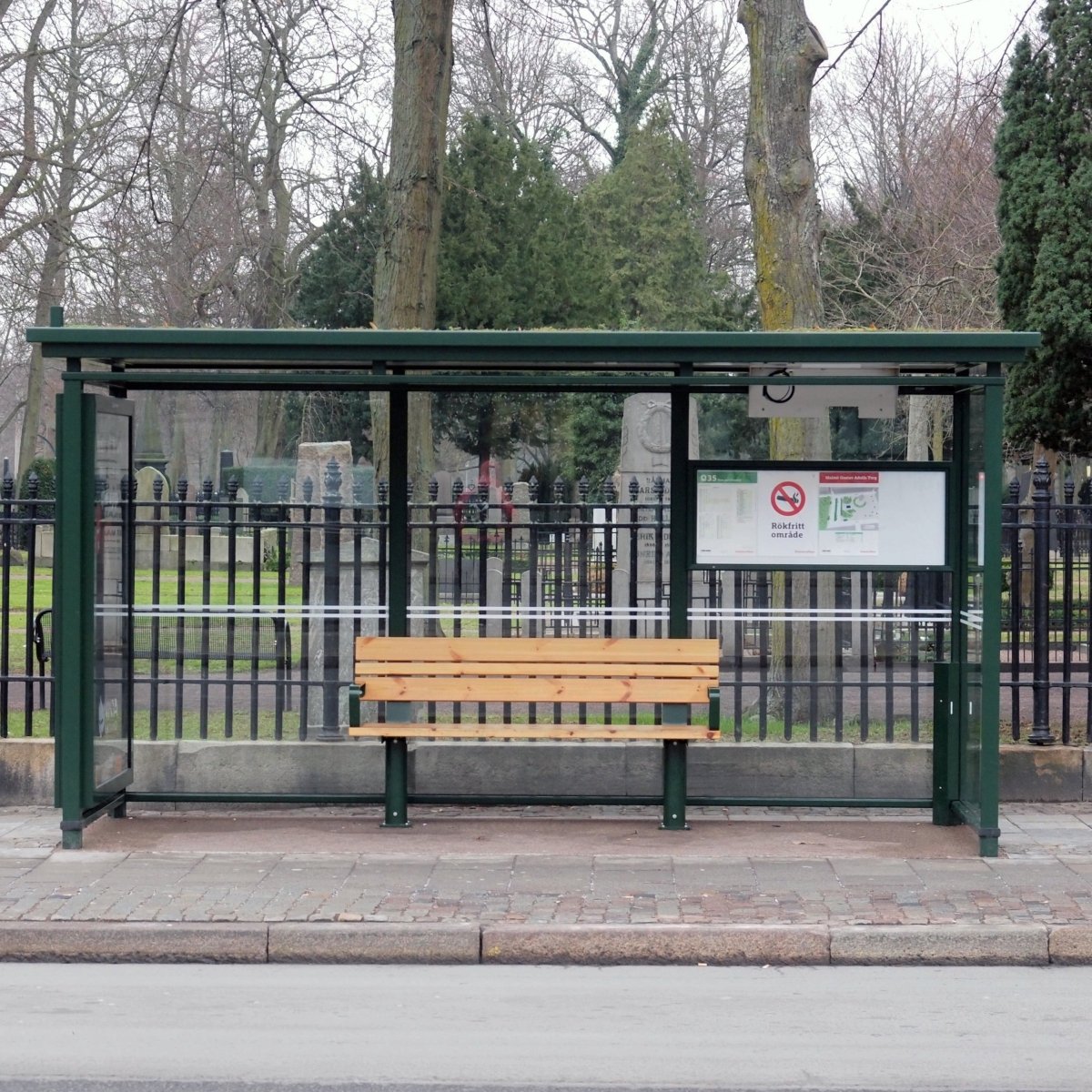 Pysäkkikatos Edgy, 4,2 m, pinta - asennus betonilaatalle  - Lehtovuori